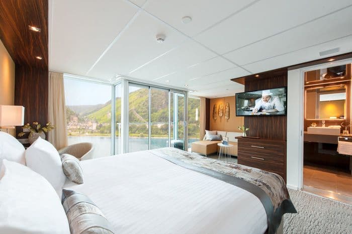 Amadeus River Cruises - Amadeus Queen - Accommodation - Suite .jpg
